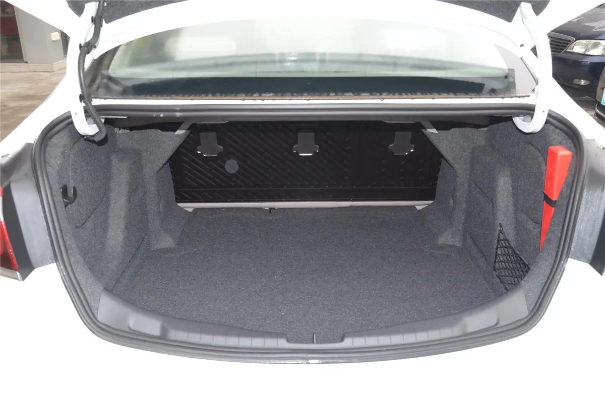 科鲁兹三厢 1.5L 手动时尚版行李箱空间