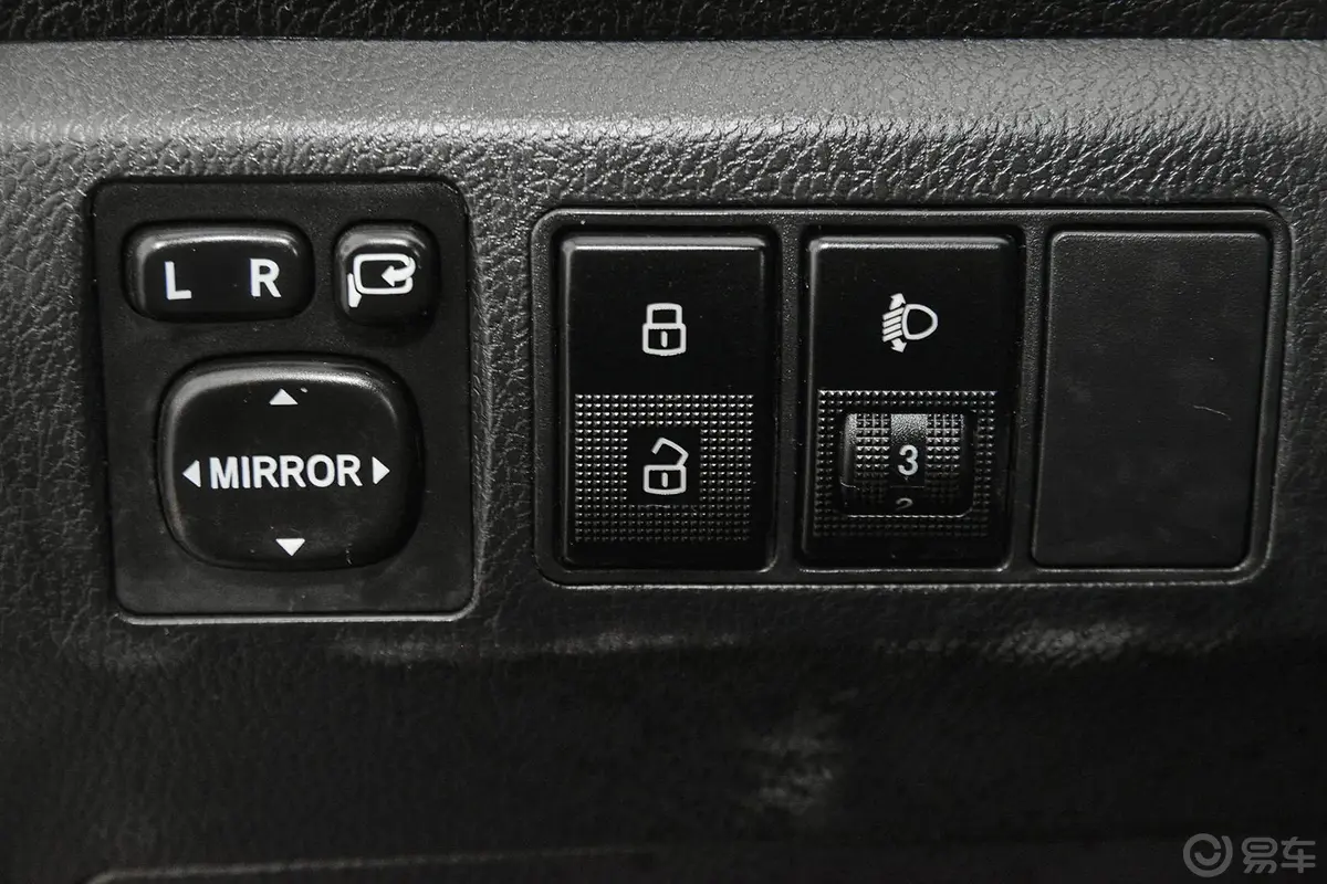 哈弗H6运动版 2.4L 自动 两驱 尊贵型外后视镜控制键