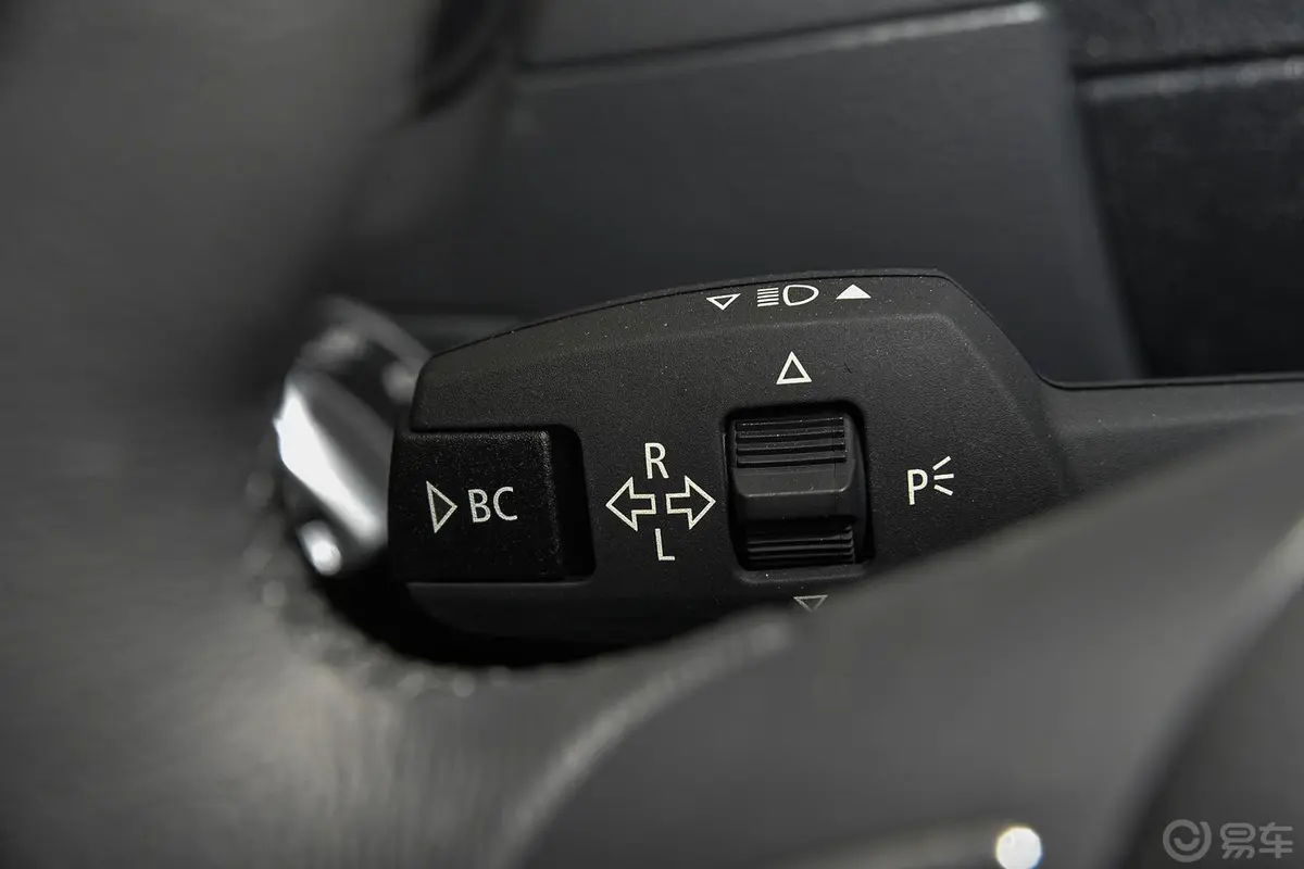 宝马X1sDrive20i 运动设计套装大灯远近光调节柄