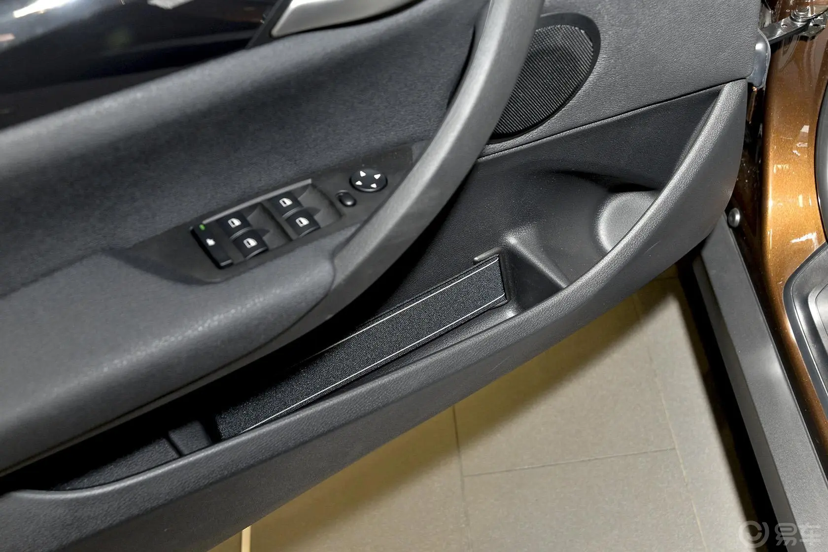 宝马X1sDrive18i 领先晋级版驾驶员门储物盒