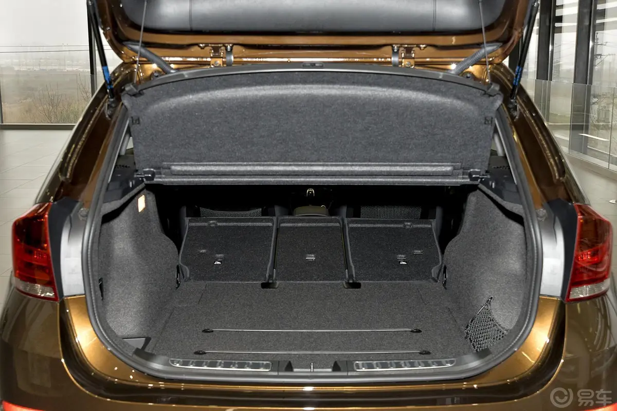 宝马X1sDrive18i 领先晋级版行李箱空间（后排全放倒）