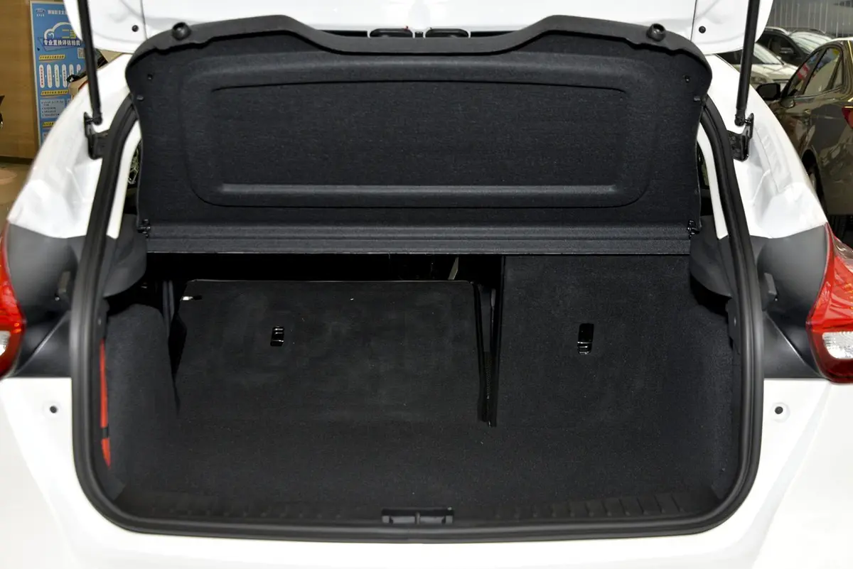 福克斯两厢 1.6L 自动风尚型行李箱空间（后排左放倒）