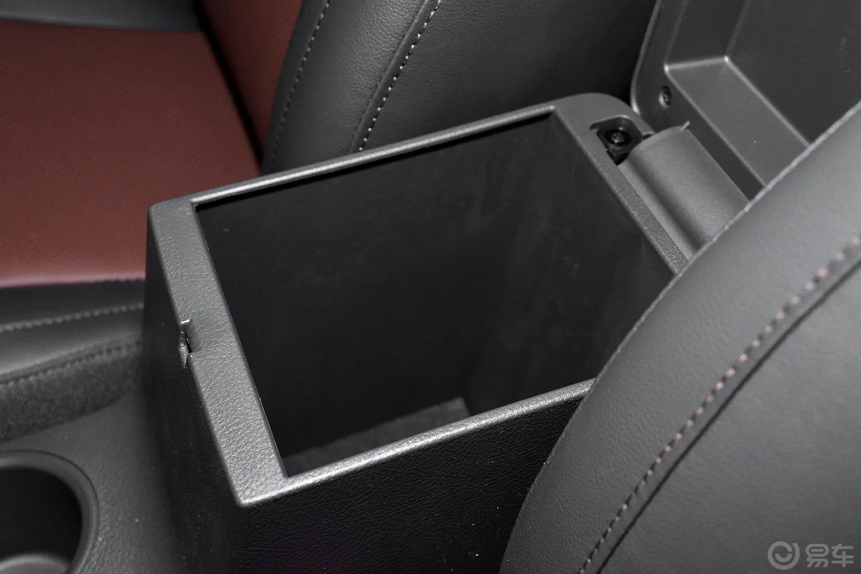 比亚迪F31.5L 手动 尊贵型 节能版前排中央扶手箱空间
