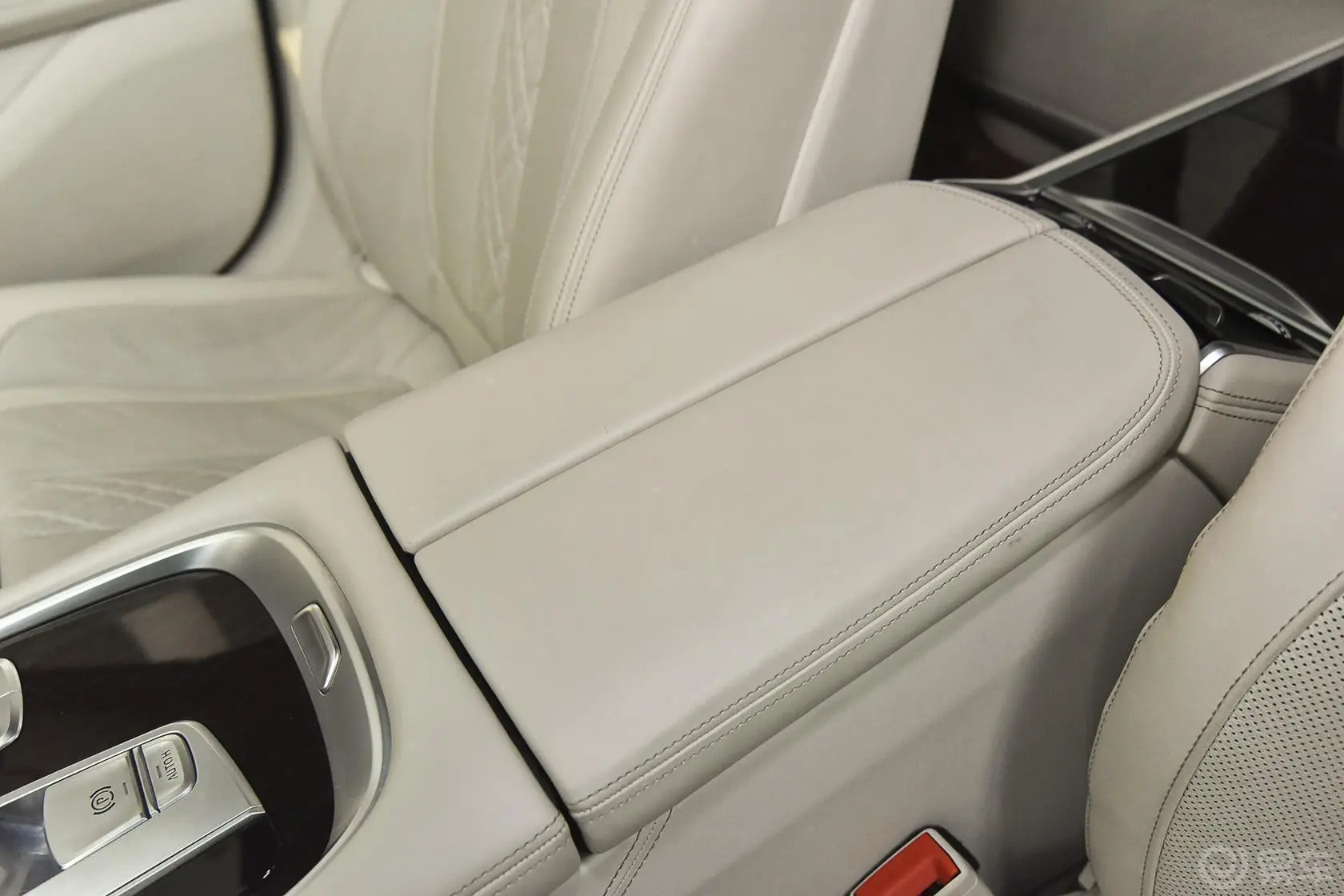 宝马7系750Li xDrive 四座版前排中央扶手箱
