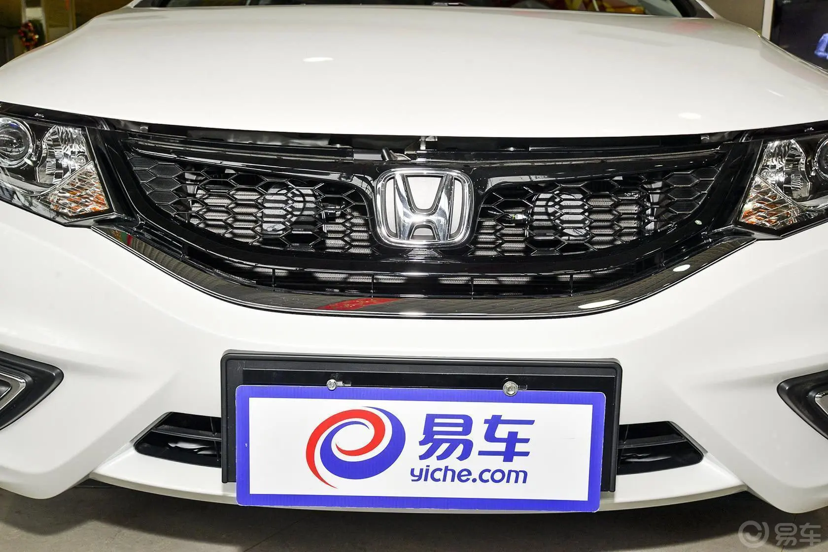 杰德1.8L 5AT 舒适型（五座）前格栅侧俯拍