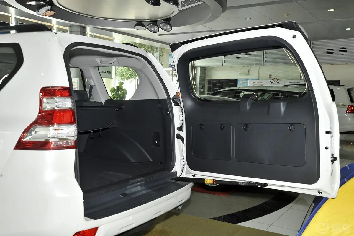 普拉多2.7L 自动 标准版行李厢开口范围