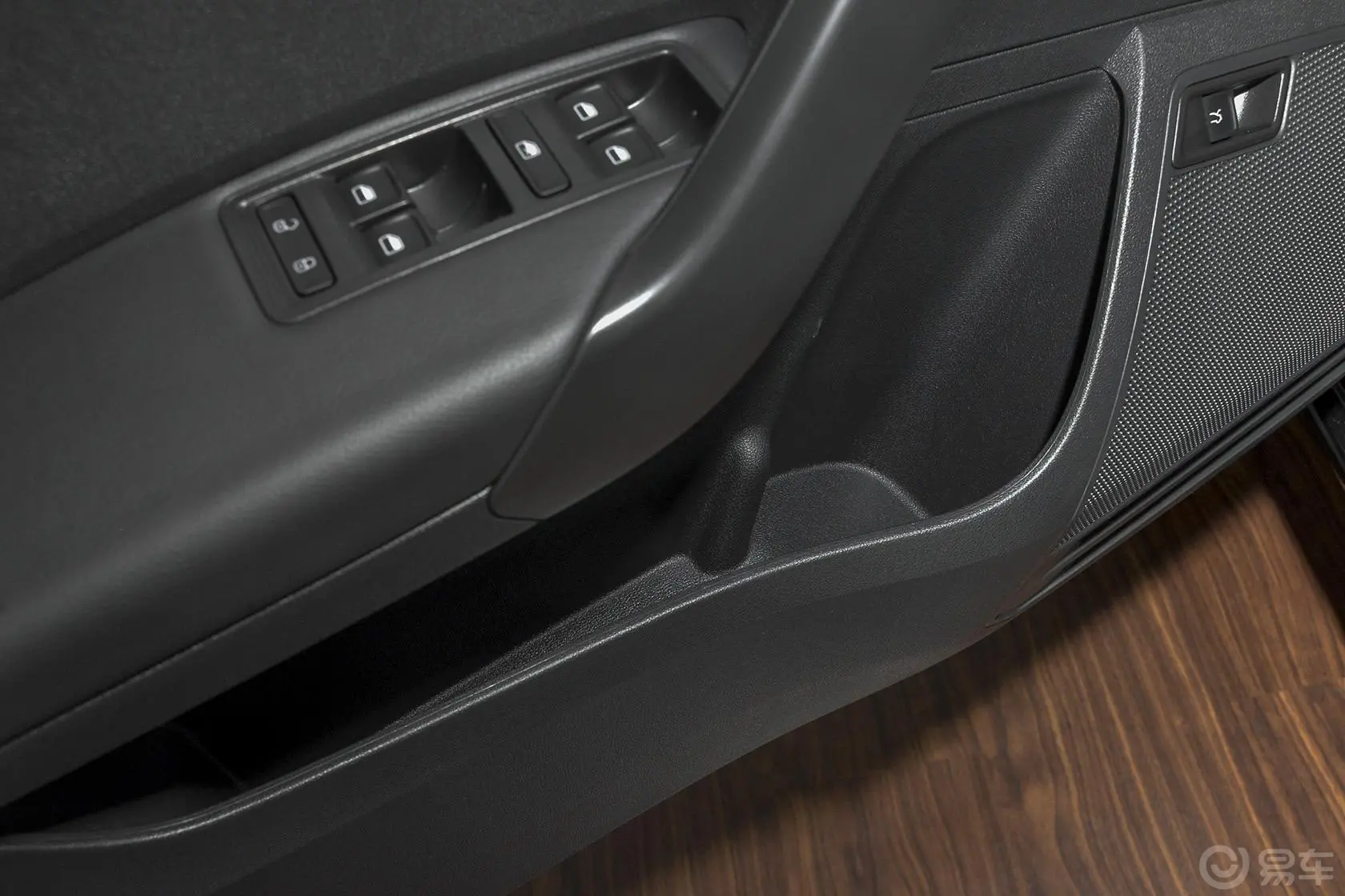 桑塔纳1.6L 自动 舒适版驾驶员门储物盒