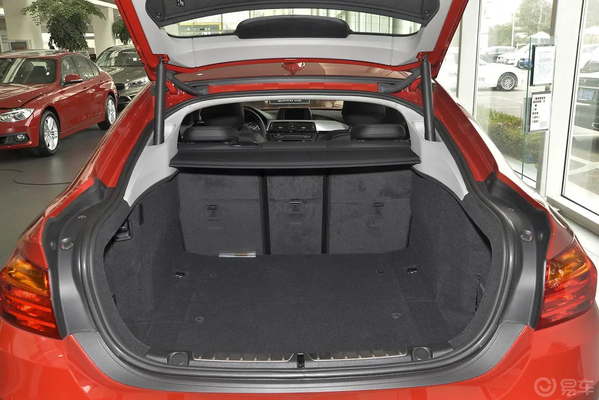 宝马4系四门轿跑车 420i 时尚型行李箱空间