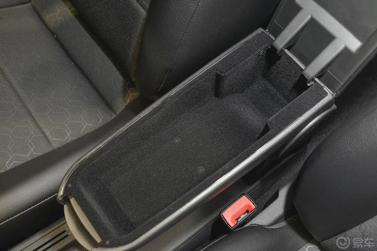 桑塔纳1.4L 手动 舒适版前排中央扶手箱空间