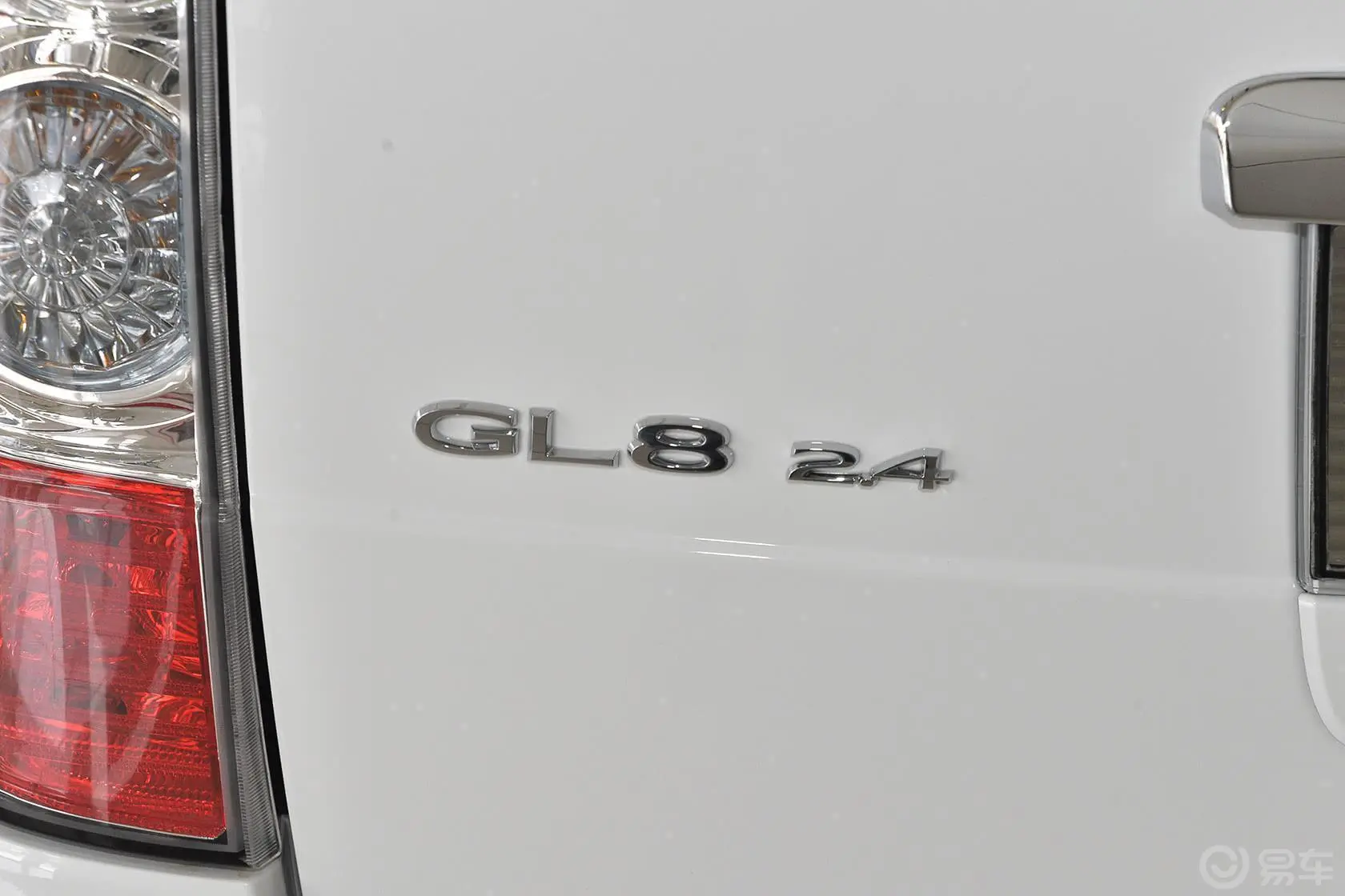别克GL8陆上公务舱 2.4L AT 行政版尾标
