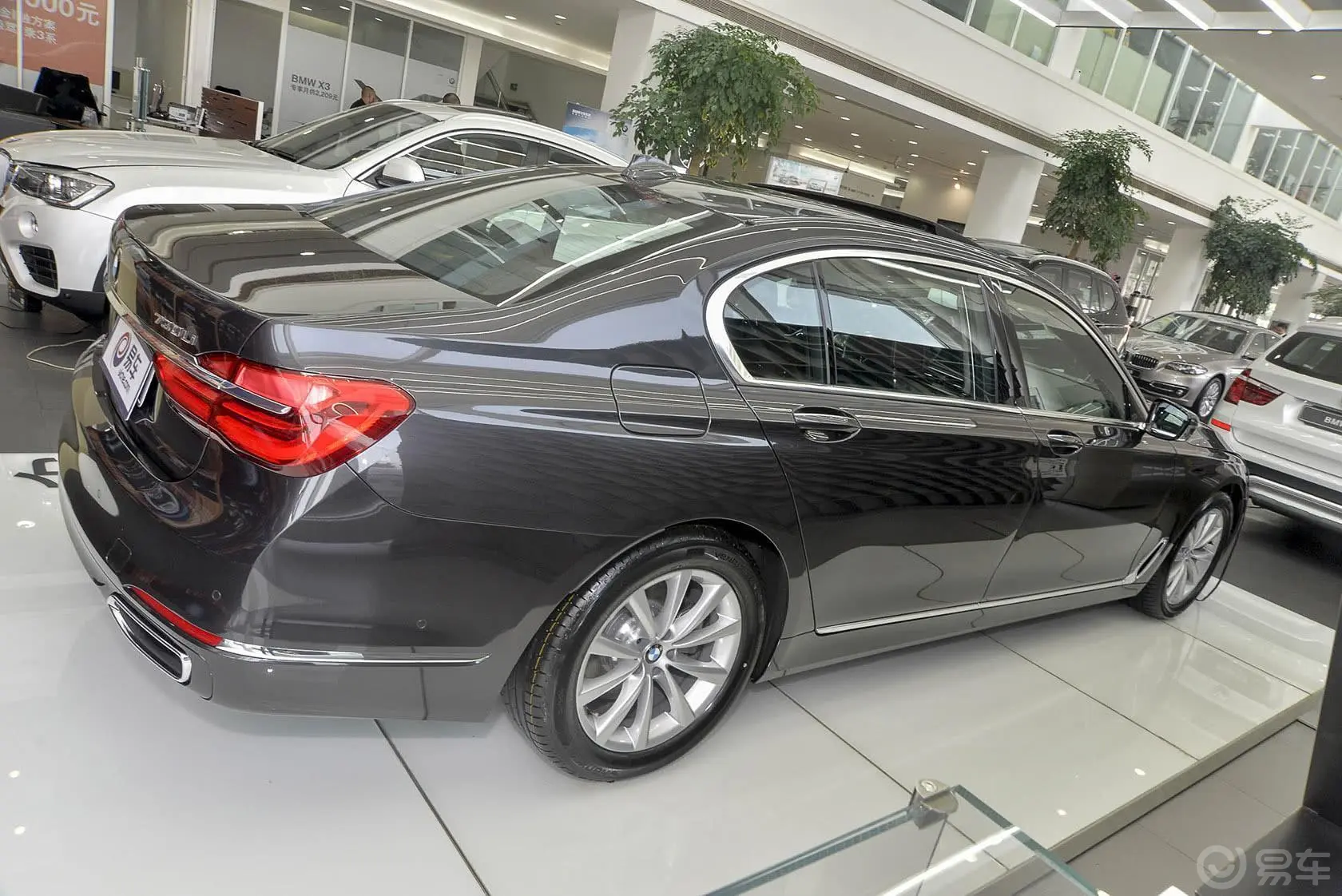 宝马7系730Li 豪华型外观