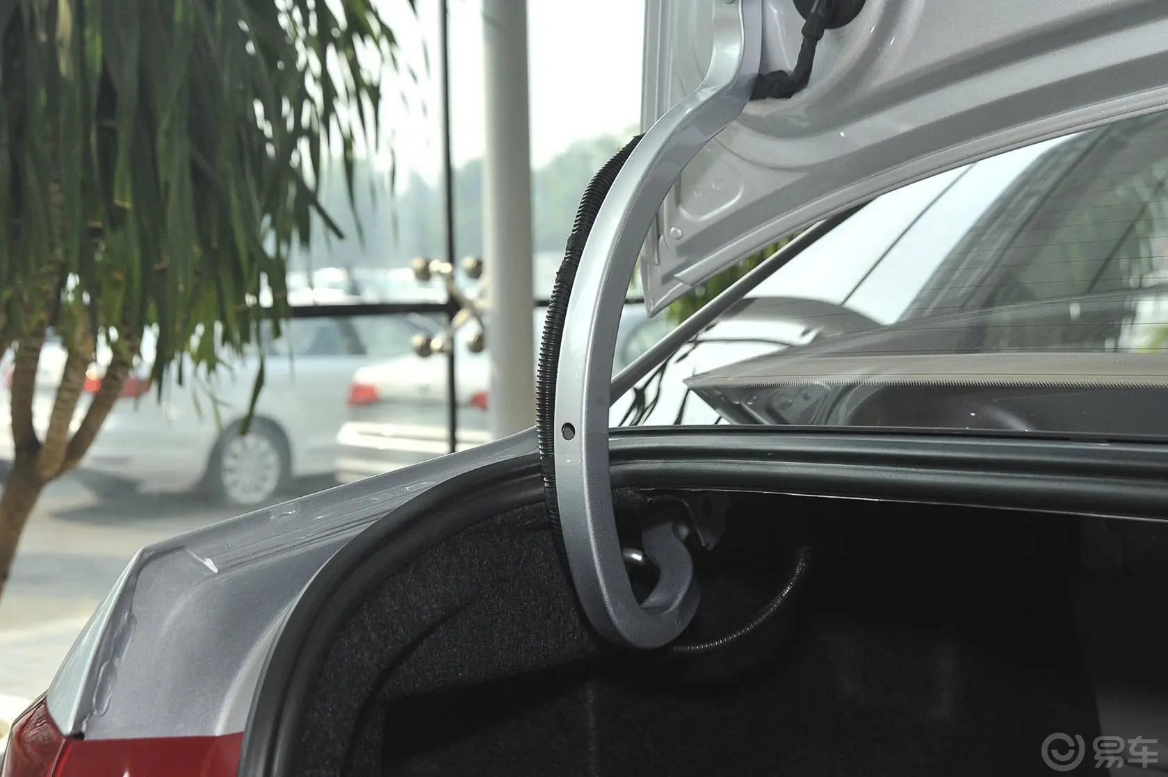 捷达质惠版 1.4L 手动 时尚版行李厢支撑杆