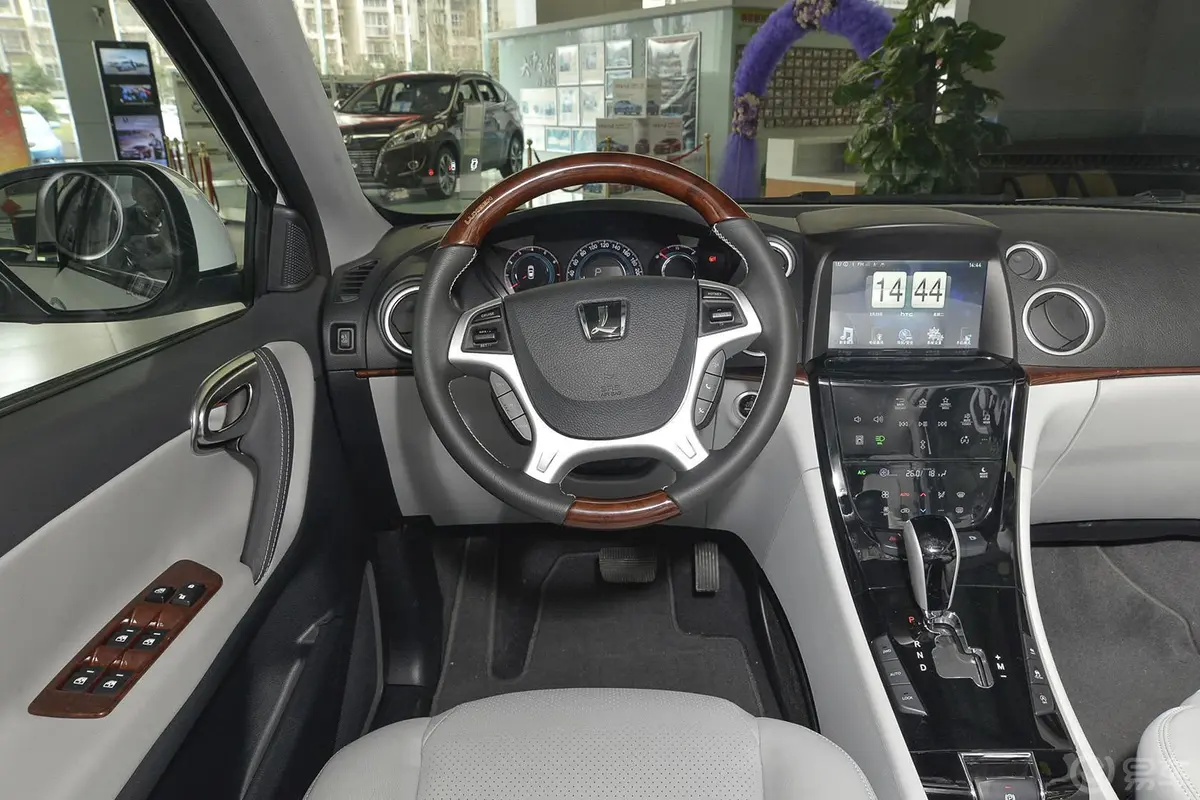 大7 SUV2.2T 自动 四驱 智尊型驾驶位区域