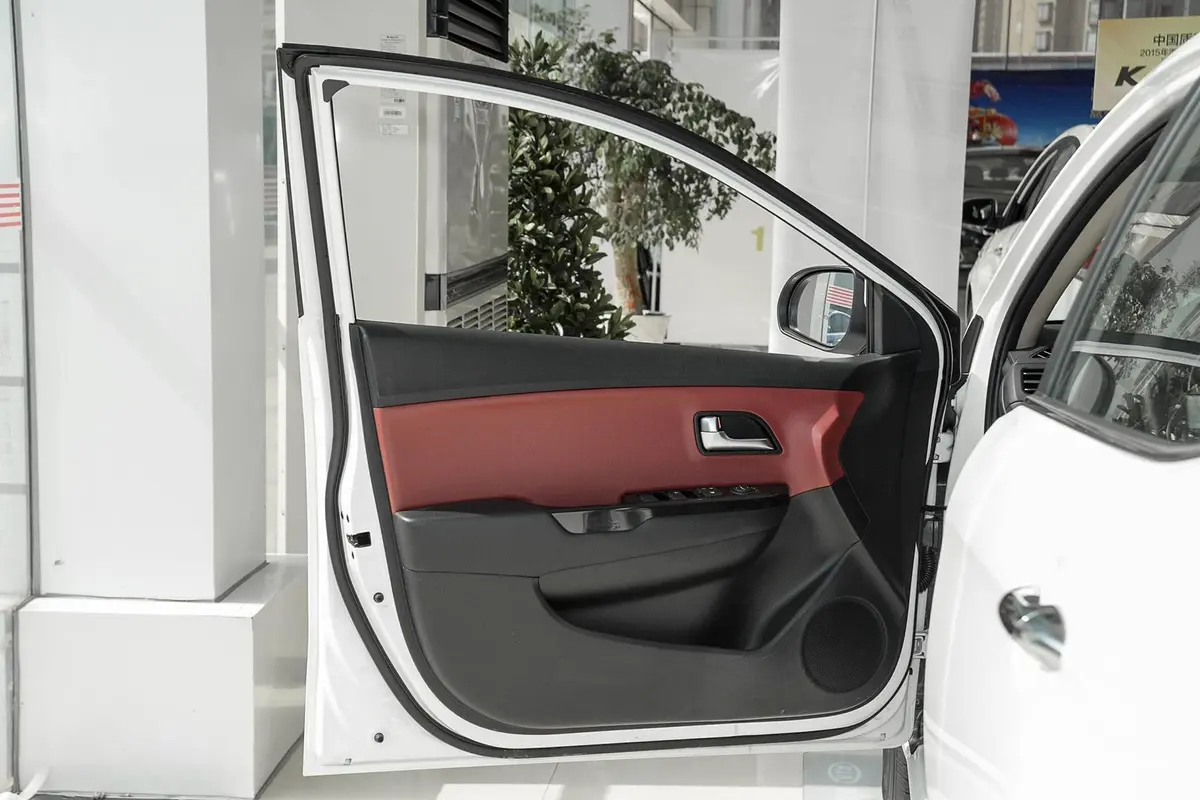 起亚K2两厢 1.4L 手动 GLS 炫酷版驾驶员侧车门内门板