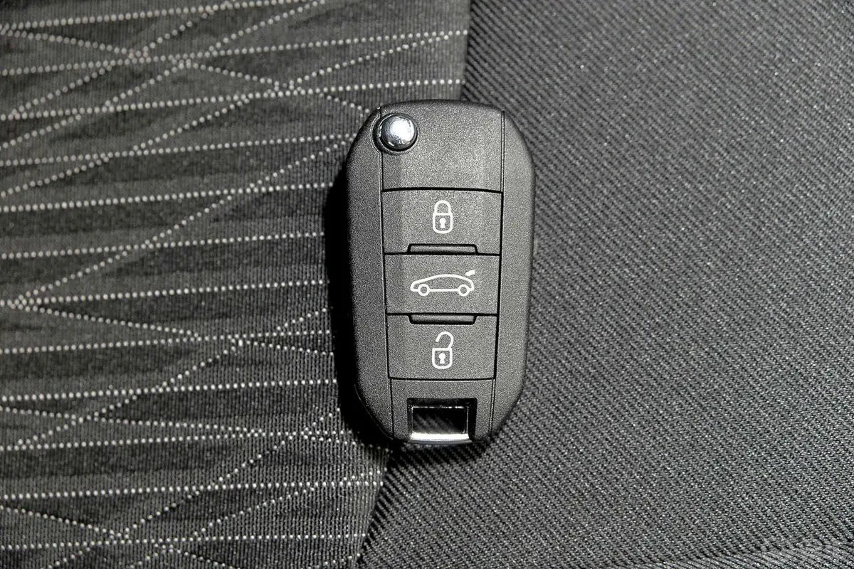 爱丽舍1.6L 手动 舒适型 质尚版钥匙