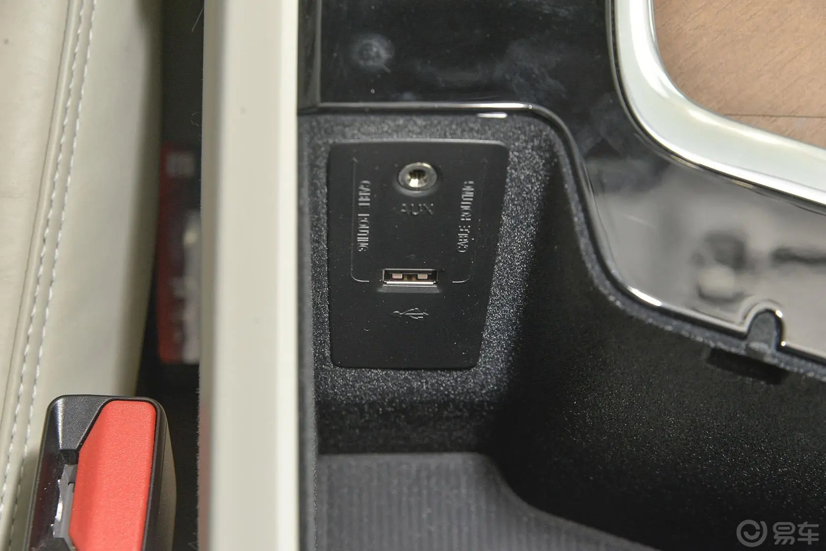 沃尔沃XC902.0T T6 智雅版 七座USB接口