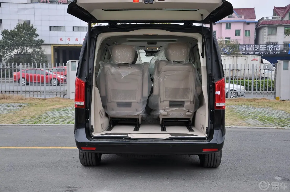 奔驰V级V260 L 尊贵加长版行李箱空间