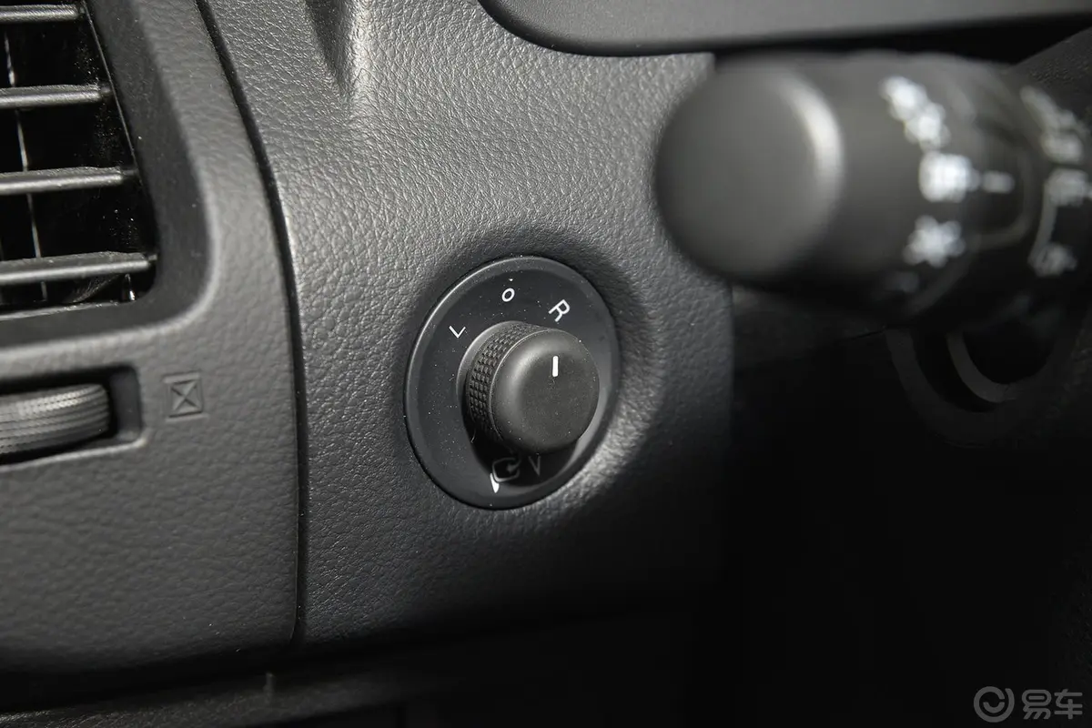 优6 SUV1.8T 魅力型外后视镜控制键