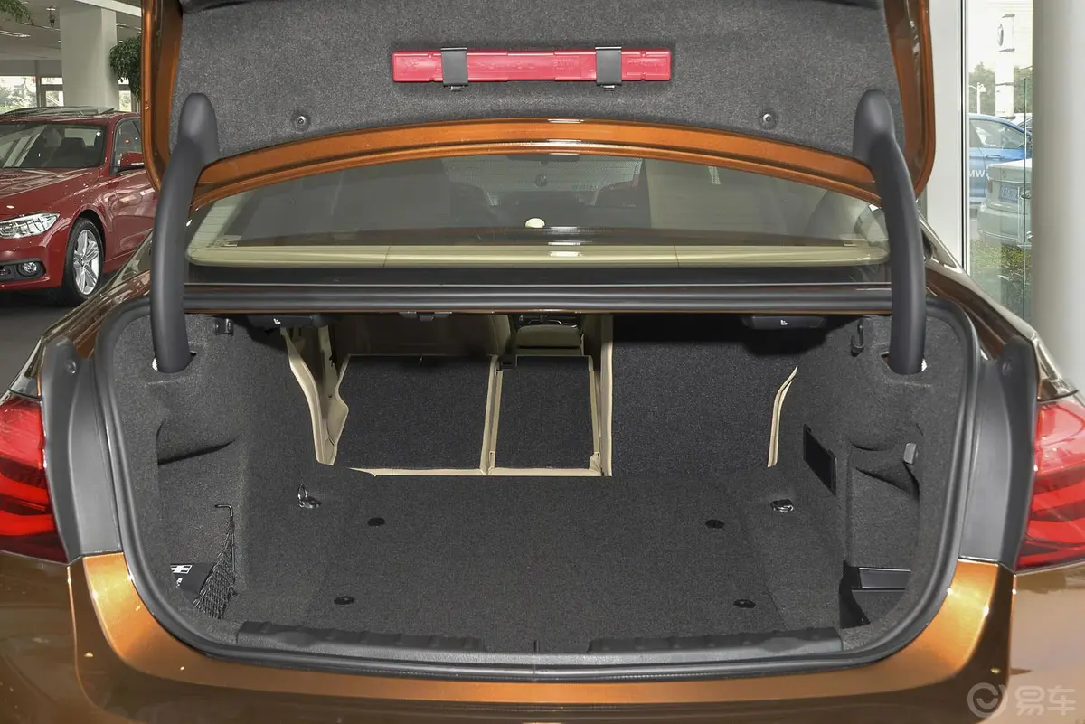 宝马3系328Li 豪华设计套装行李箱空间（后排左放倒）