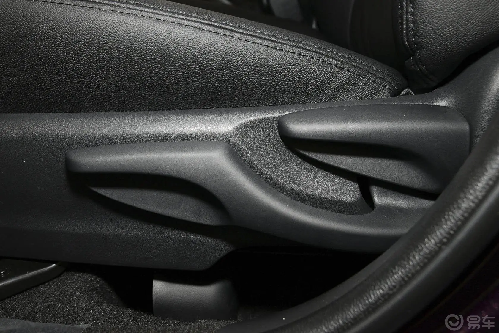 威驰1.5L 自动 智臻版座椅调节键