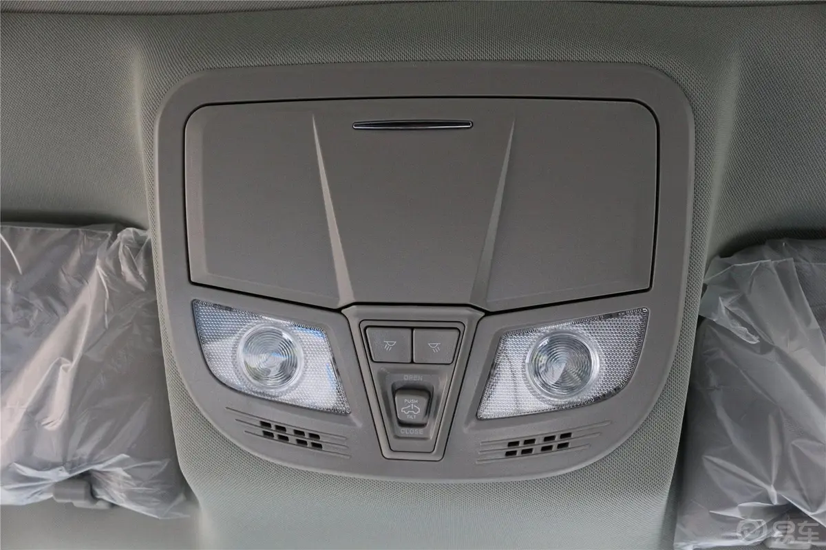 帝豪1.3T CVT 尊贵版前排车顶中央控制区