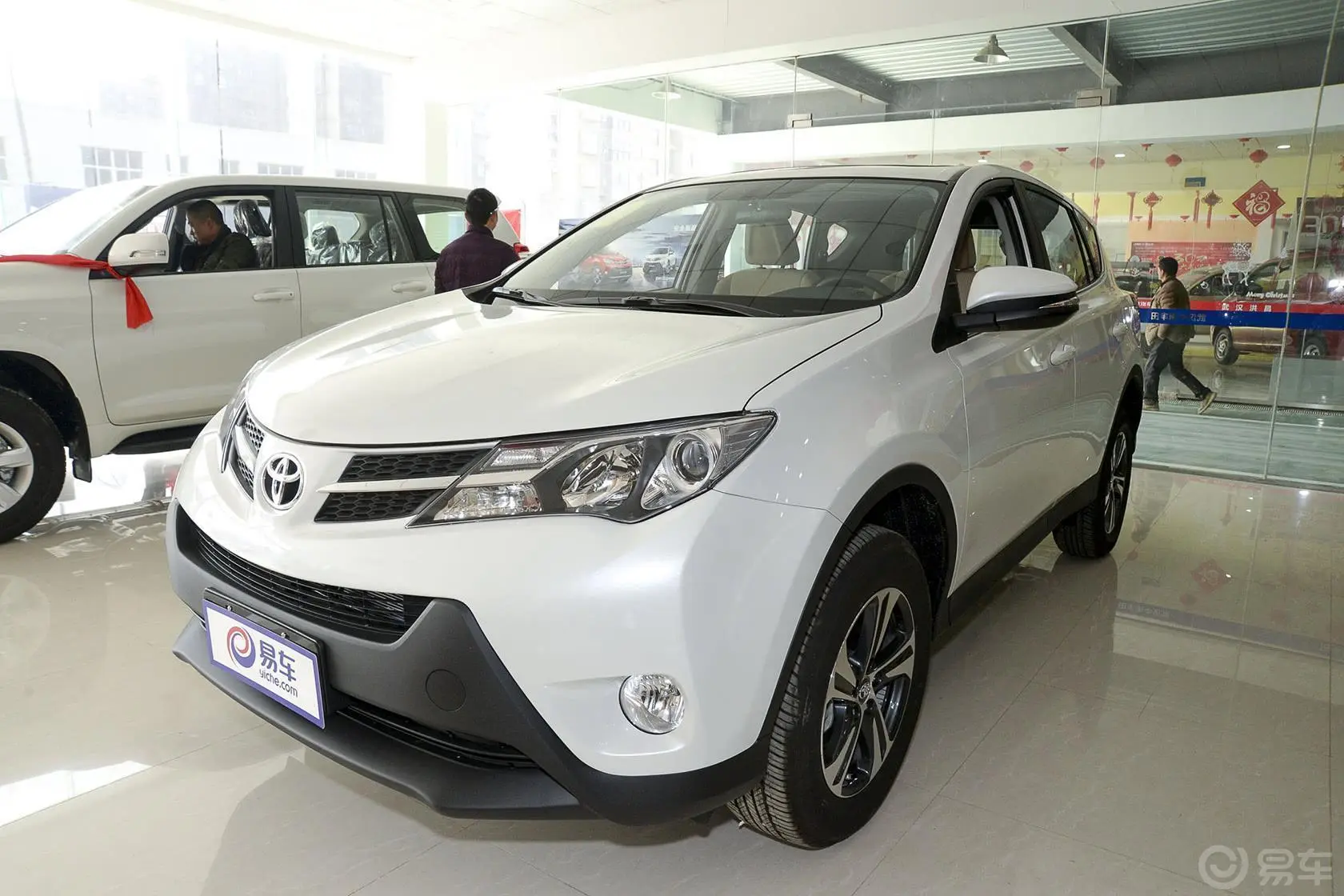 RAV4荣放2.0L CVT 两驱 风尚版侧前45度车头向左水平