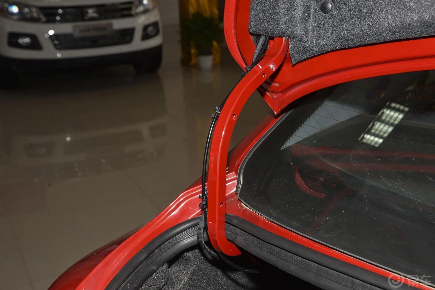 众泰Z3001.6L 驾值版 自动 精英型行李厢支撑杆
