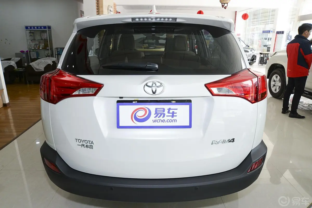 RAV4荣放2.0L CVT 两驱 风尚版正后水平