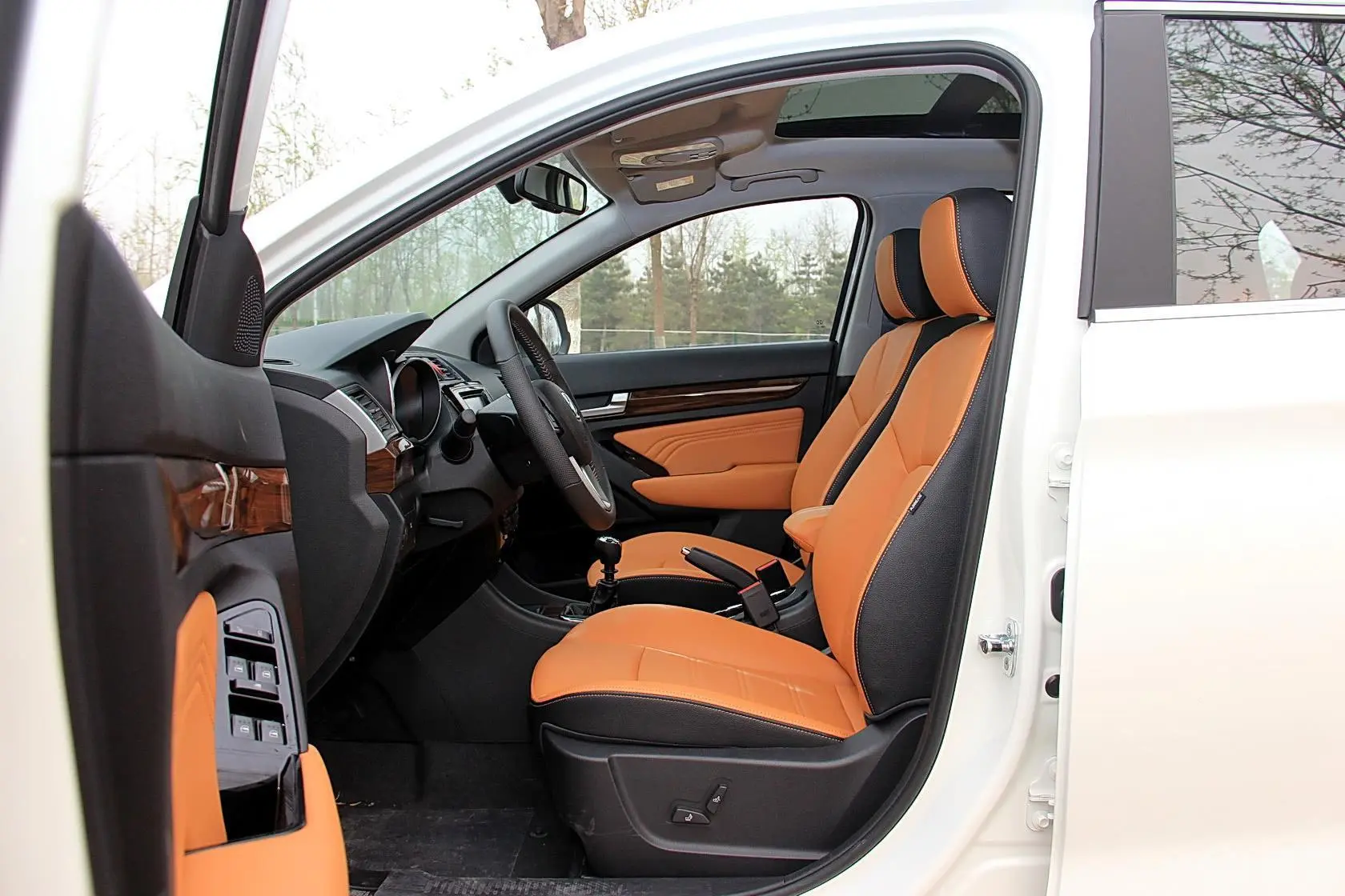 威旺S50欢动版 1.5T 手动 舒适版前排空间