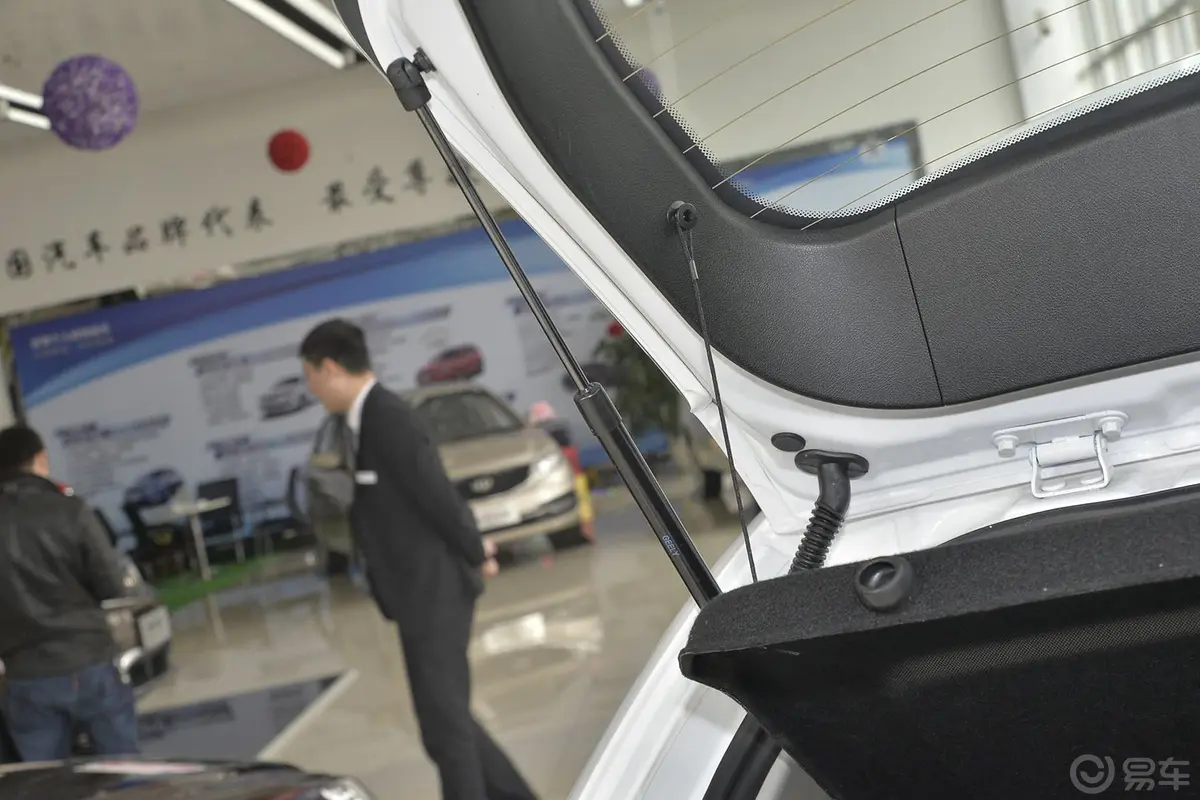 帝豪RS 1.5L CVT 向上版行李厢支撑杆
