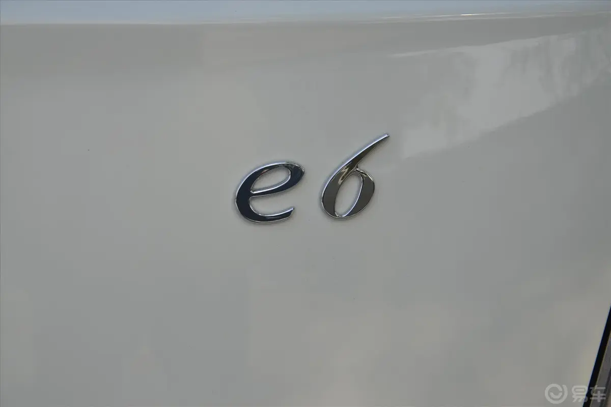 比亚迪e6400 豪华版尾标