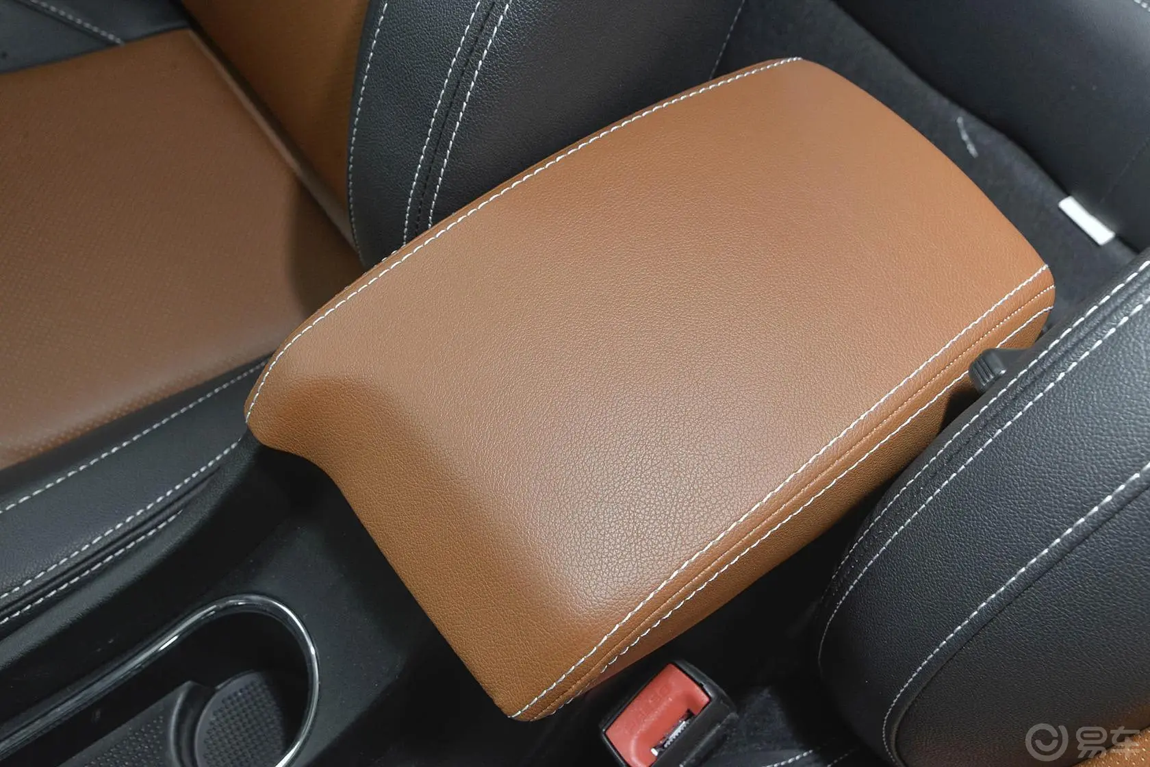 帝豪RS 1.5L CVT 向上版前排中央扶手箱