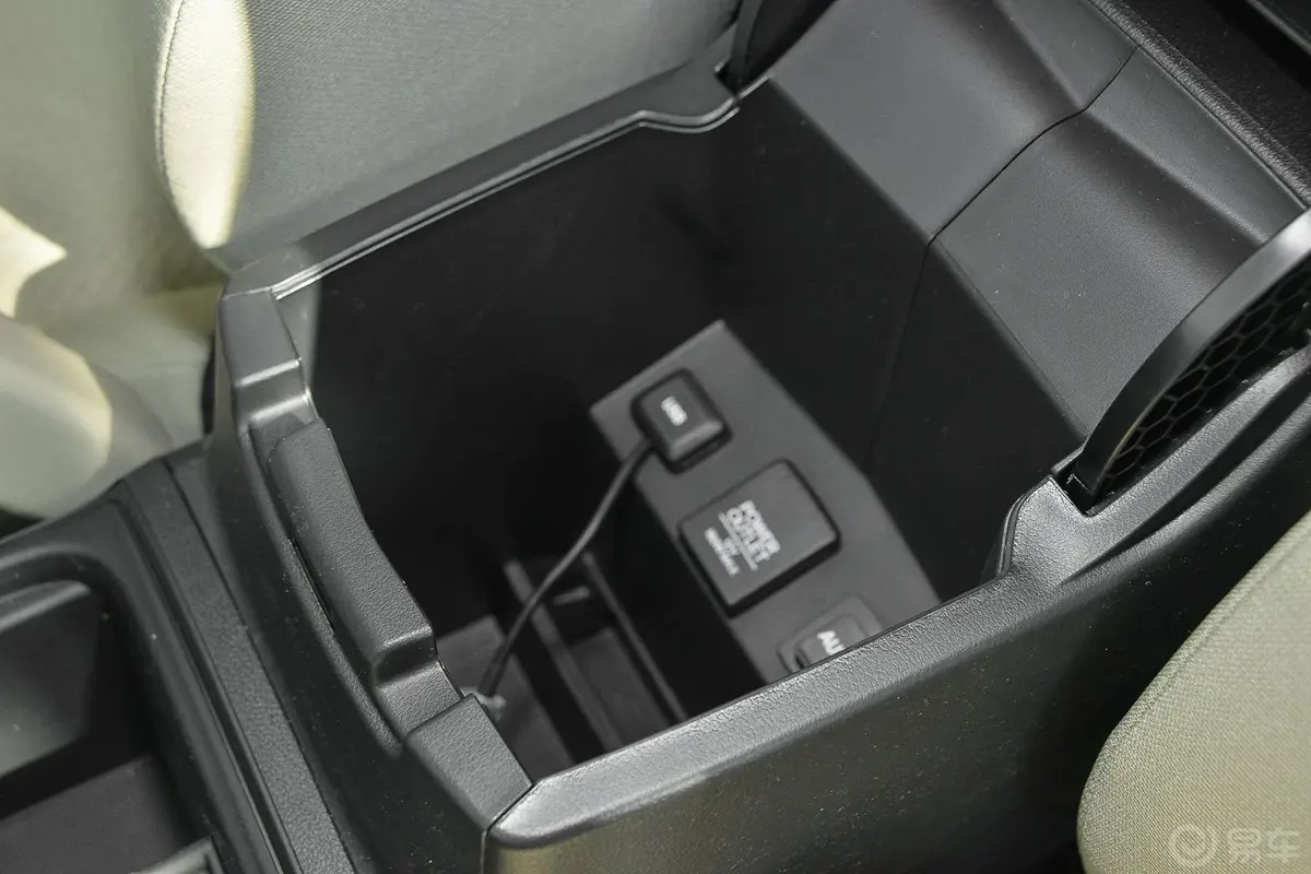本田CR-V2.0L 两驱 风尚版前排中央扶手箱空间