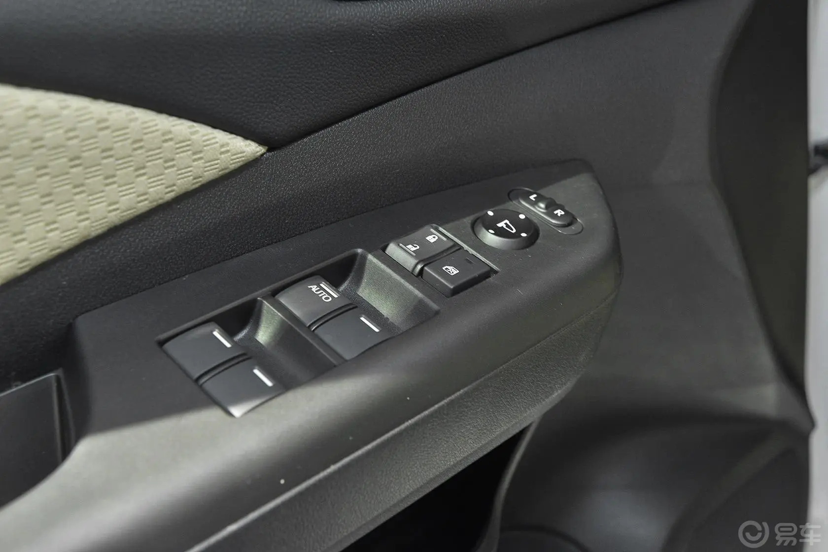 本田CR-V2.0L 两驱 风尚版车窗升降键
