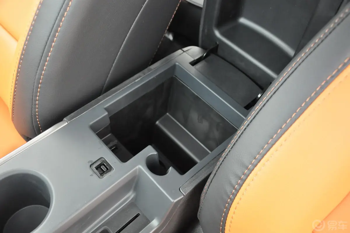 海马S51.6L 手动 智能豪华型科技版前排中央扶手箱空间