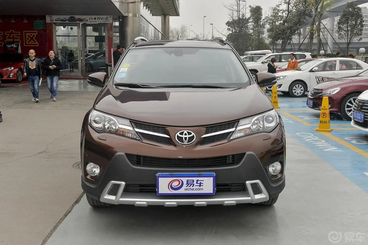 RAV4荣放2.5L 手自一体 尊贵版正前水平