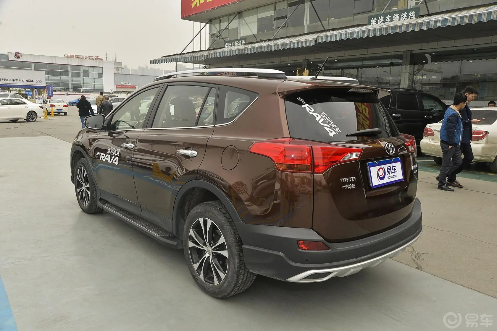 RAV4荣放2.5L 手自一体 尊贵版侧后45度车头向左水平