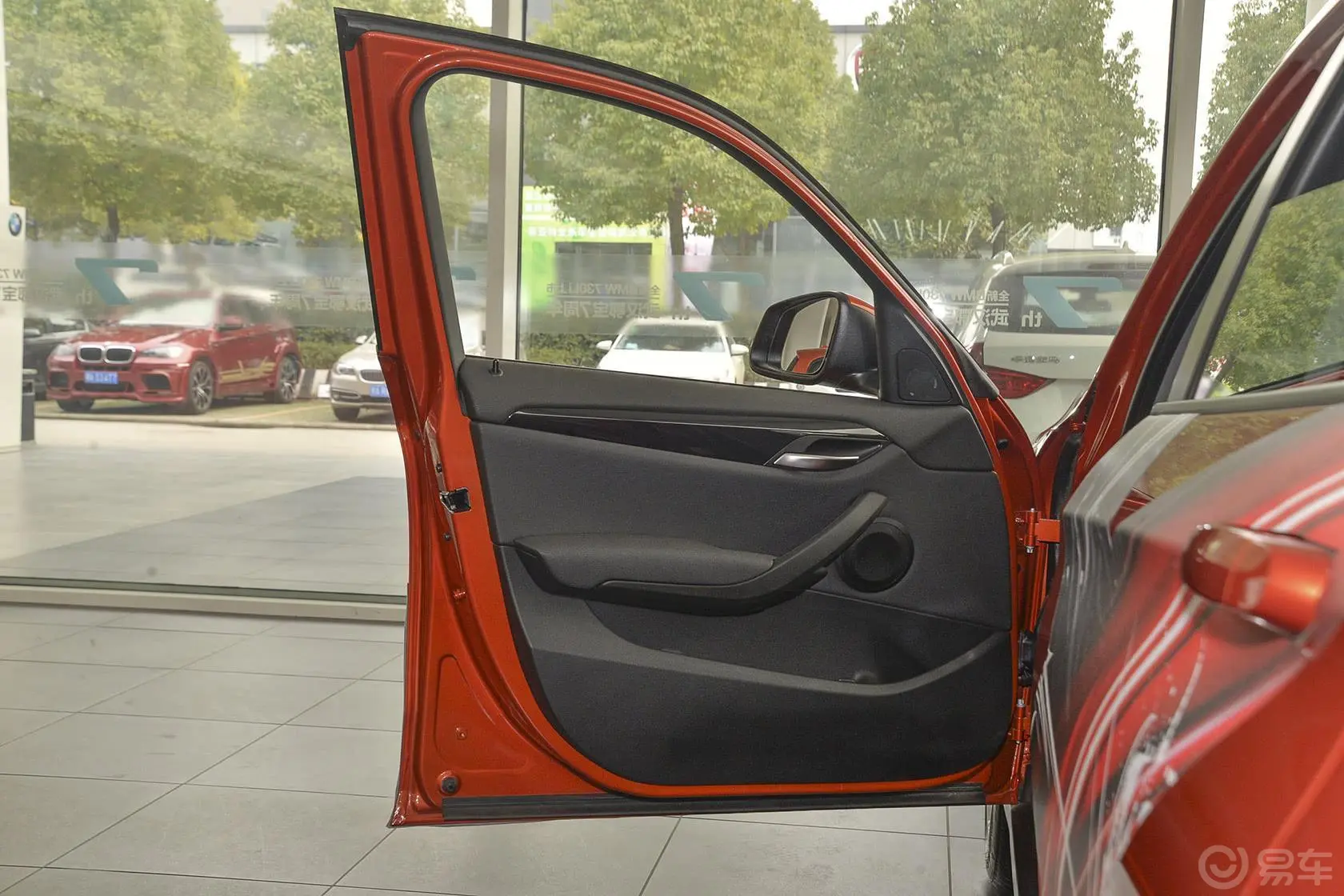 宝马X1sDrive18i 领先晋级版驾驶员侧车门内门板