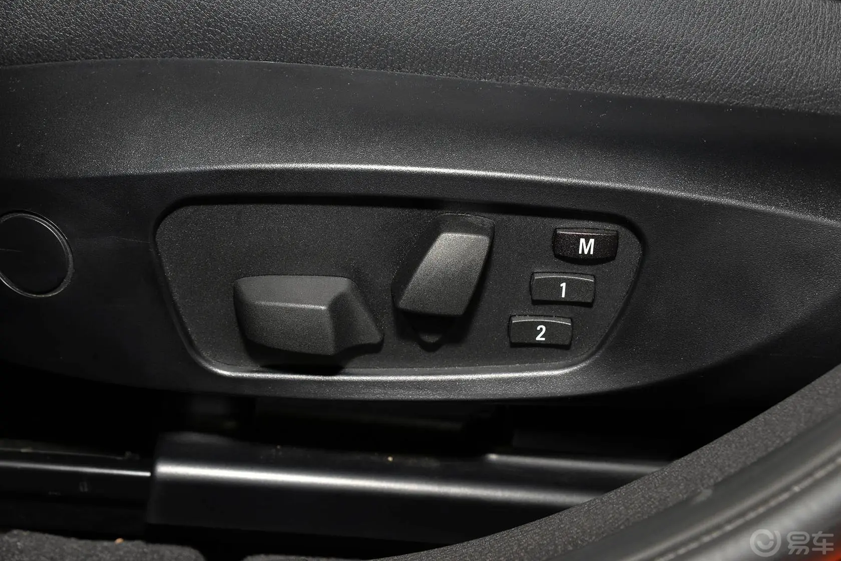 宝马X1sDrive18i 领先晋级版座椅调节键