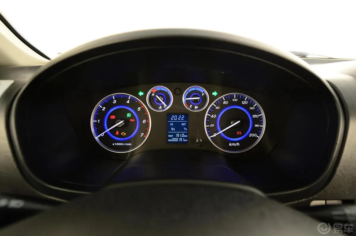 宝典新超值版 2.4L 手动 四驱 舒适版 汽油 国V仪表盘背光显示