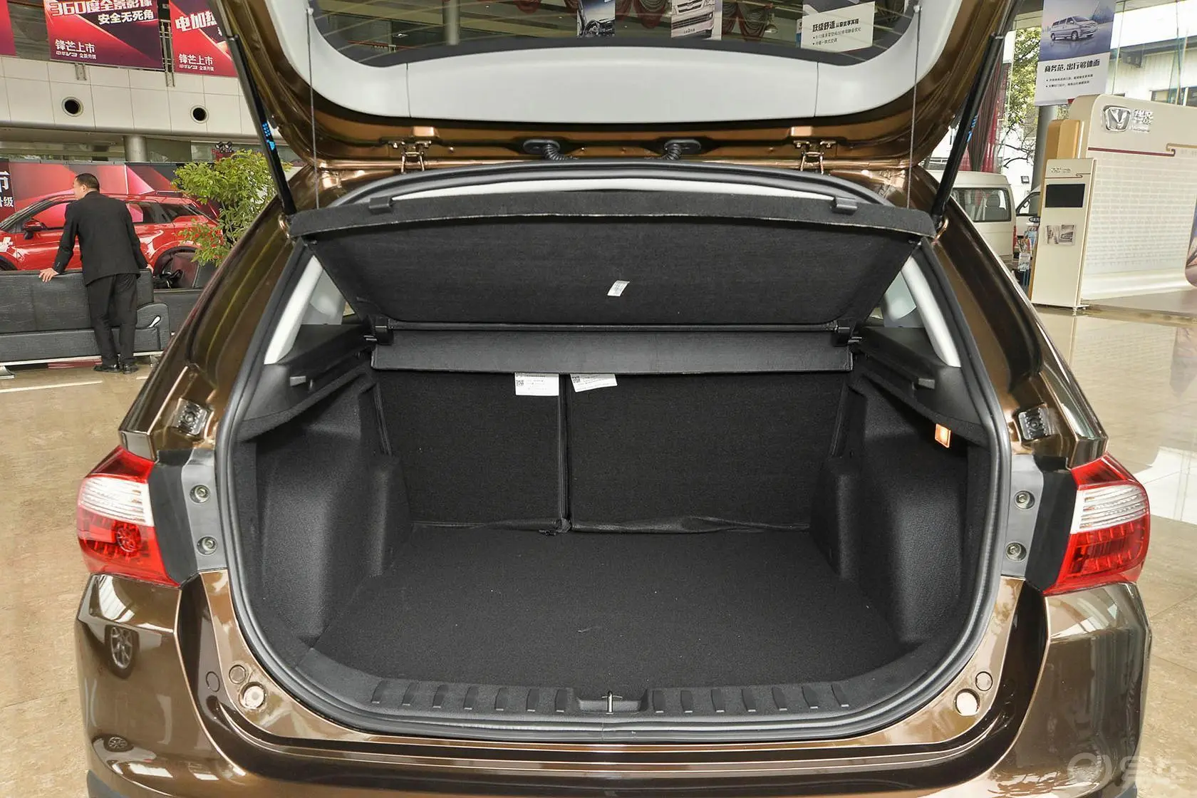 中华V51.5T 自动 两驱 运动型行李箱空间