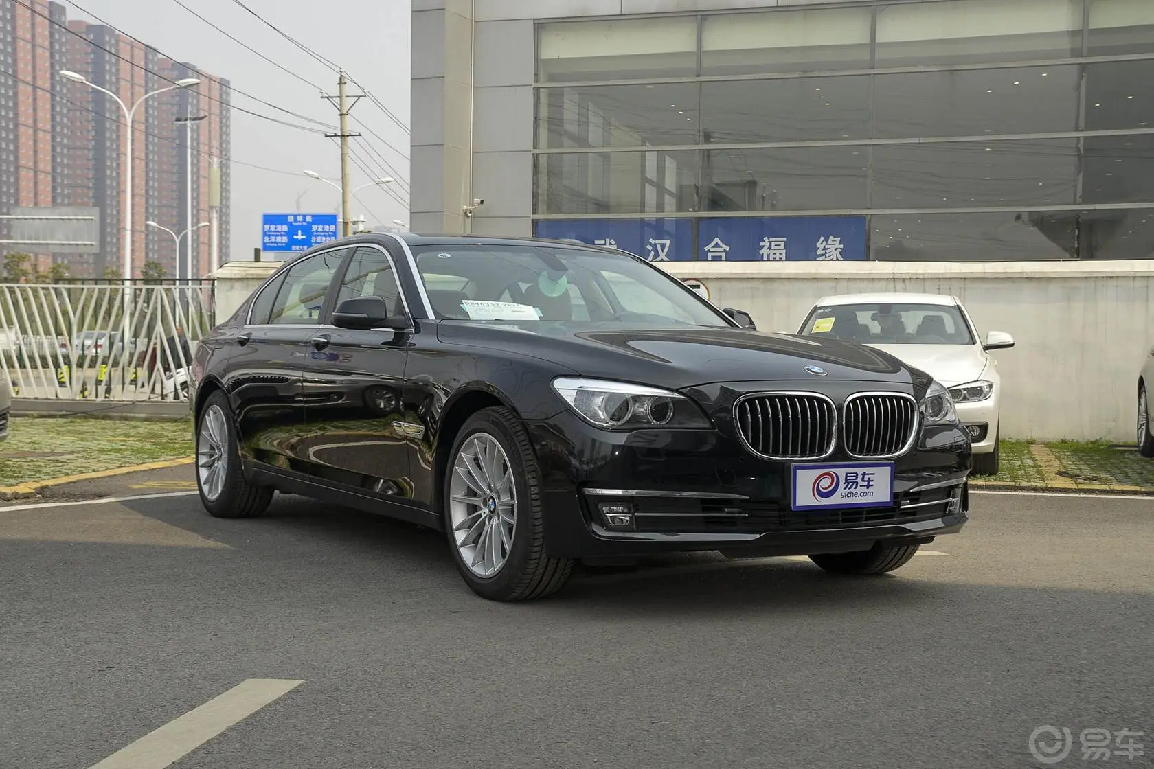 宝马7系730Li 臻享型前格栅侧俯拍