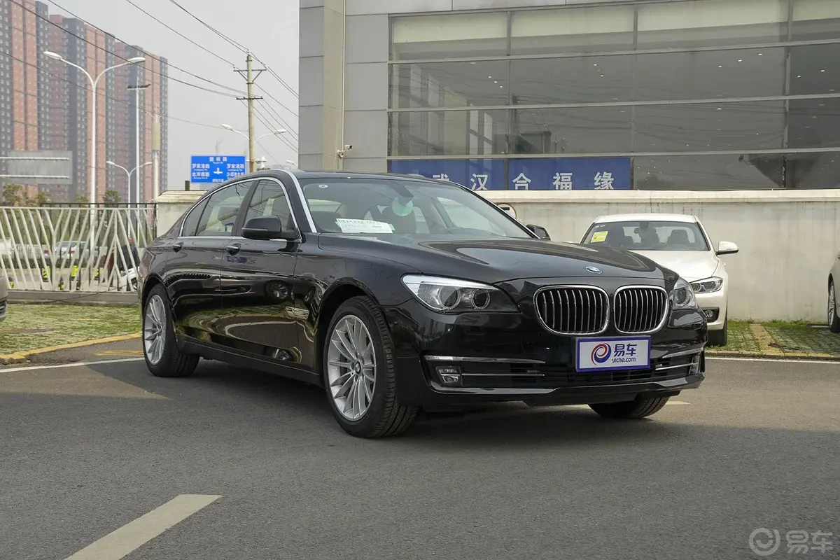 宝马7系730Li 臻享型前格栅侧俯拍