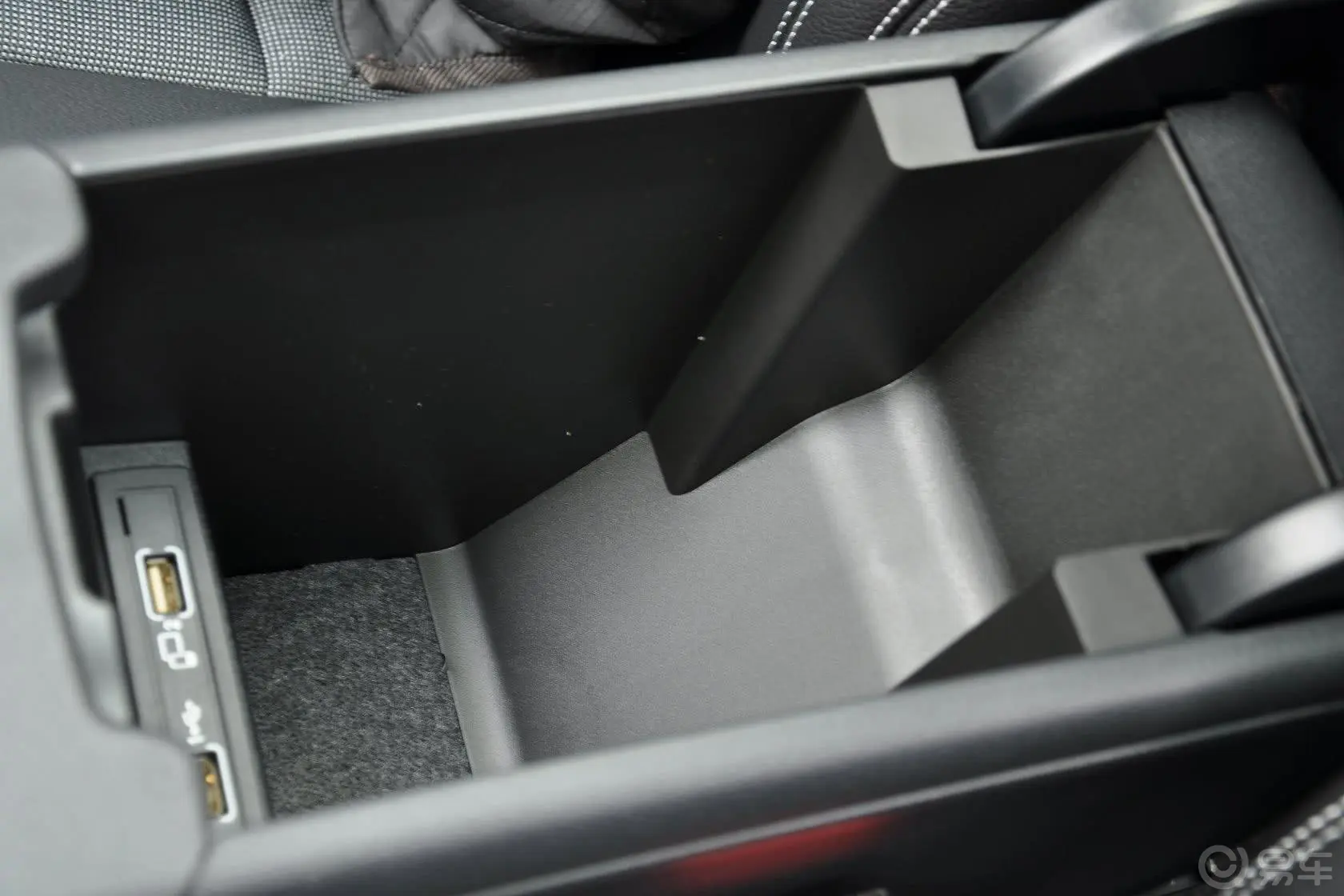 奔驰A级(进口)A 200 动感型前排中央扶手箱空间