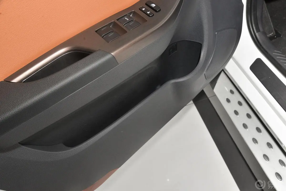 海马S71.8T 自动 纵骋型驾驶员门储物盒