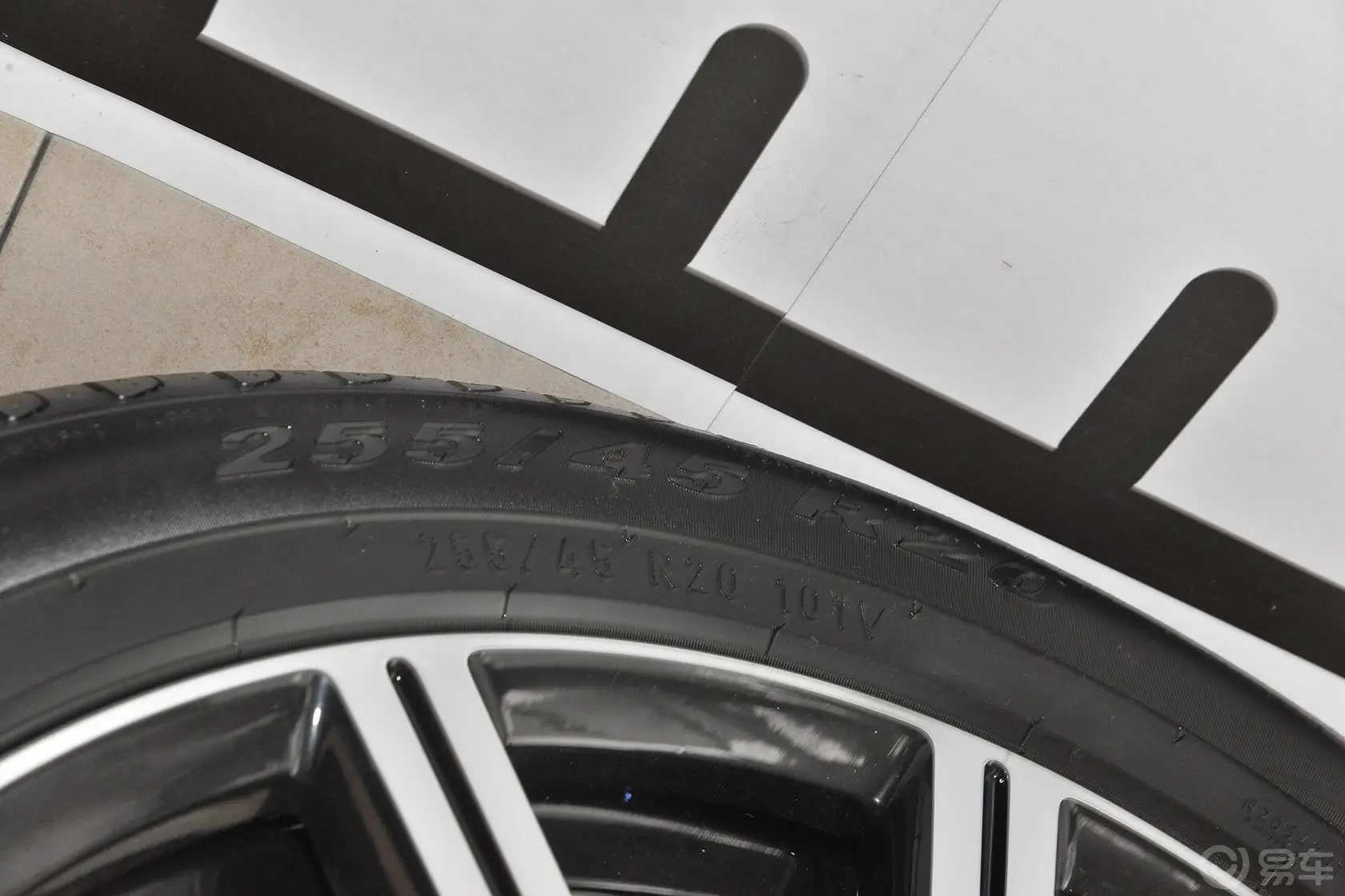 沃尔沃XC60T6 AWD 智越版轮胎规格