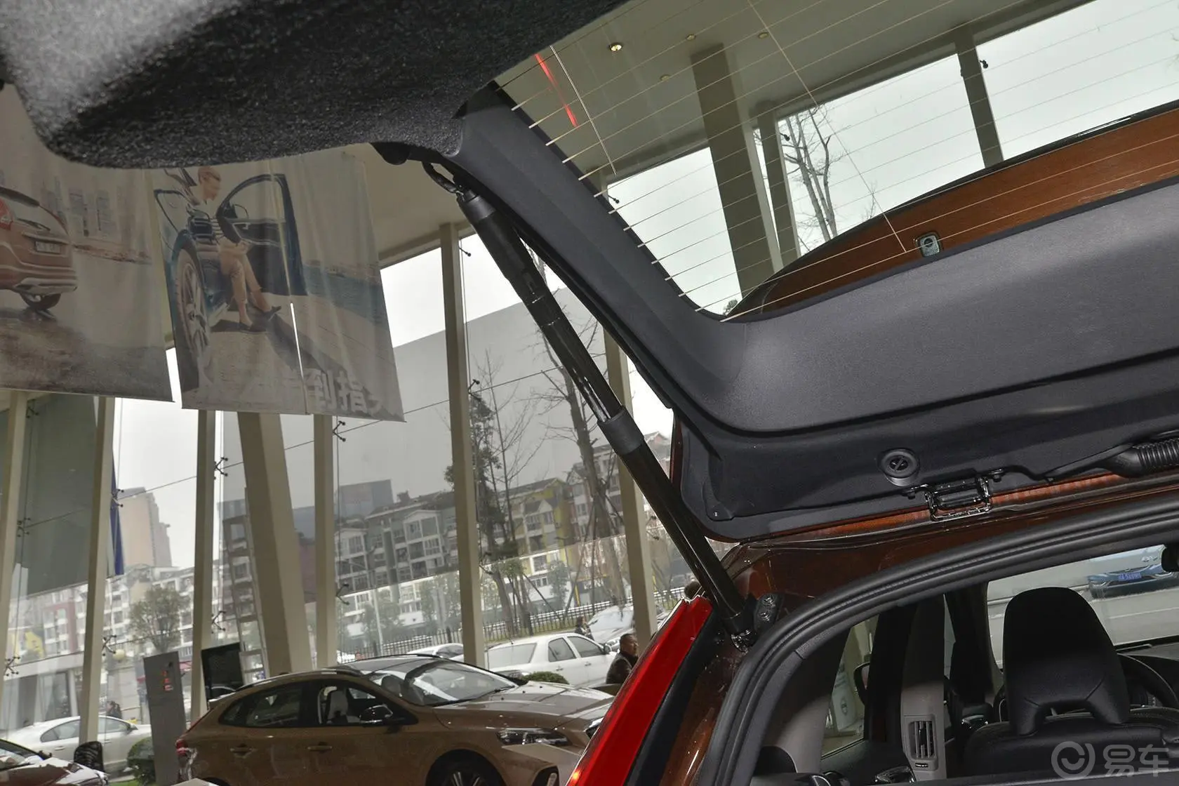沃尔沃XC60T6 AWD 智越版行李厢支撑杆