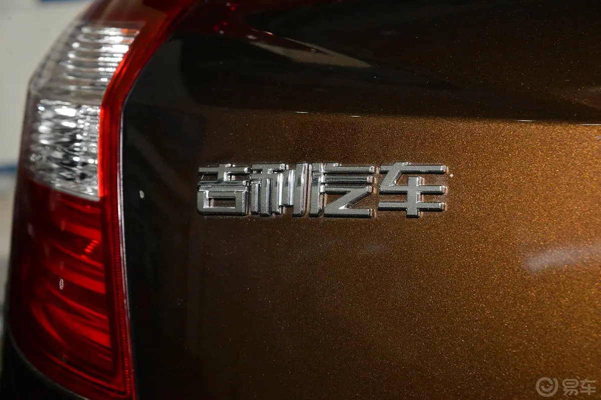 吉利GX7运动版 2.0L 自动 豪华型升级版外观