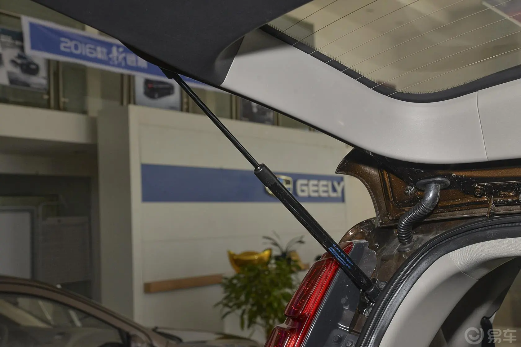吉利GX7运动版 2.0L 自动 豪华型升级版行李厢支撑杆