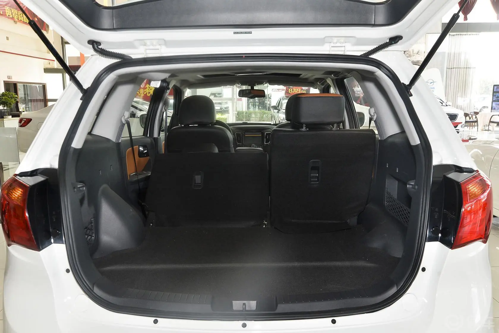 海马S71.8T 自动 纵骋型行李箱空间